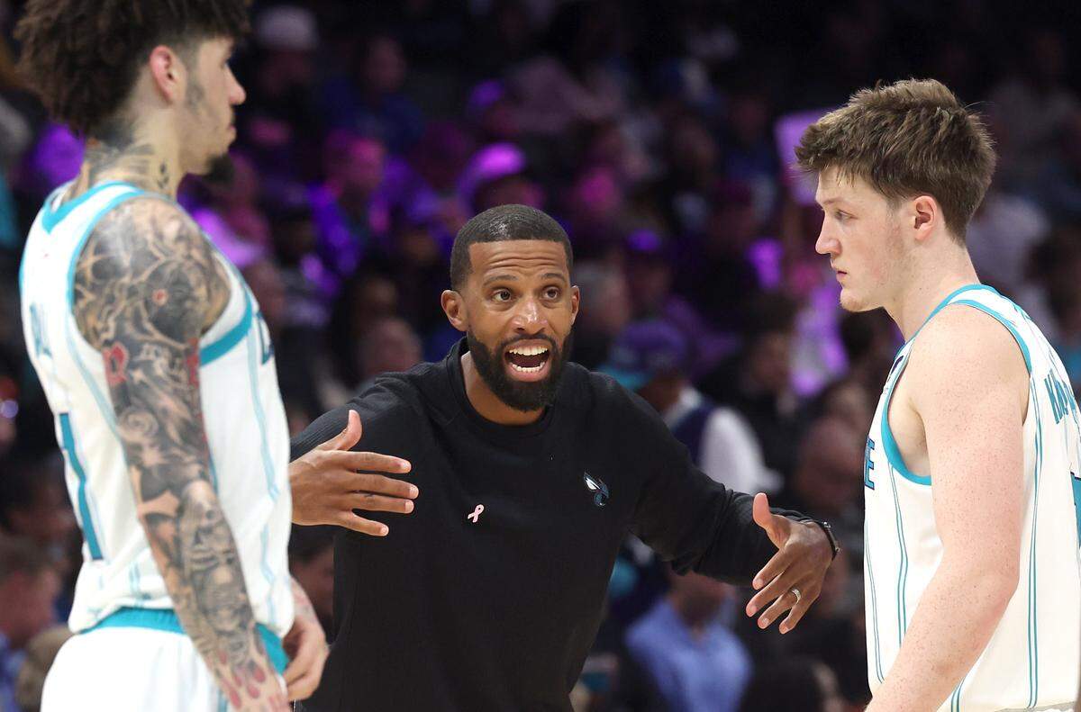 Charlotte Hornets head coach Charles Lee, center, calls his players together during action against the Orlando Magic at Spectrum Center on Oct. 30, 2025. The Magic defeated the Hornets 123-107.