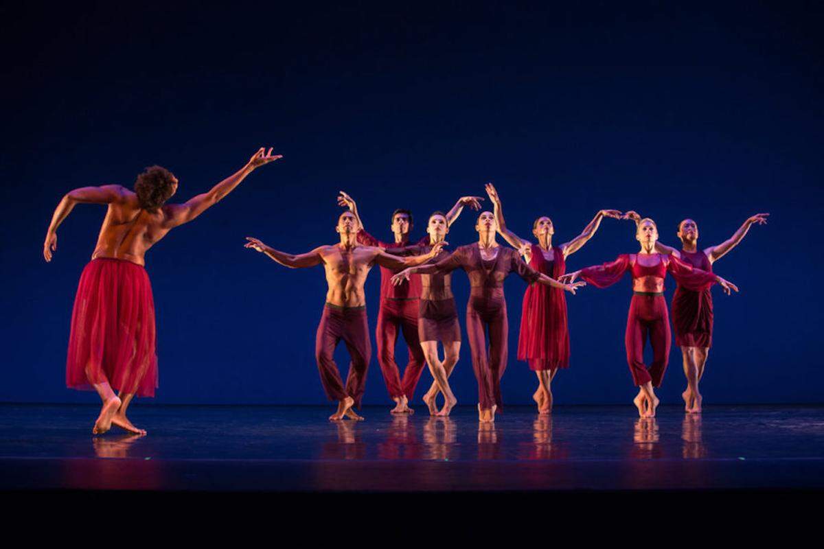The Movement Migration dance collective will provide entertainment at the Next Plate Dinner series on Nov. 13.