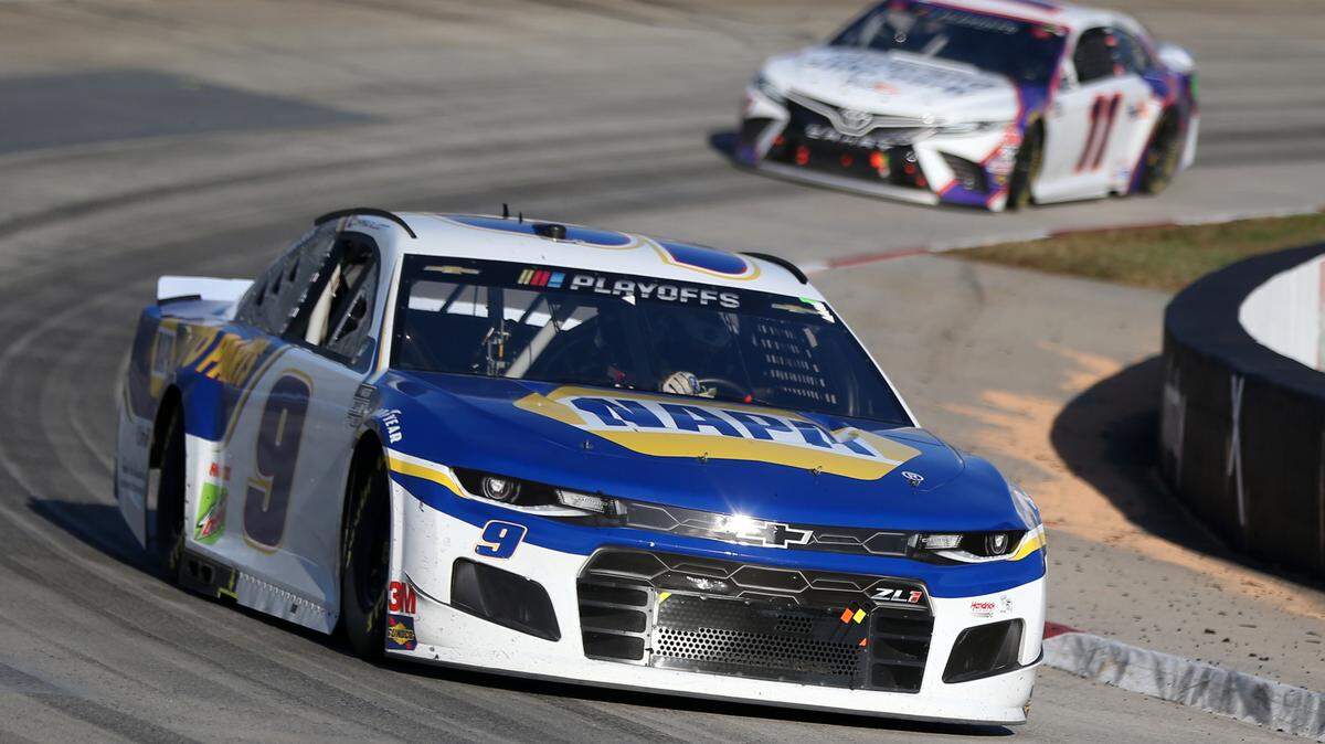MARTINSVILLE, VIRGINIA - NOVEMBER 01: Chase Elliott, driver of the #9 NAPA Auto Parts Chevrolet, and Denny Hamlin, driver of the #11 FedEx Ground Toyota, race during the NASCAR Cup Series Xfinity 500 at Martinsville Speedway on November 01, 2020 in Martinsville, Virginia. (Photo by Brian Lawdermilk/Getty Images)