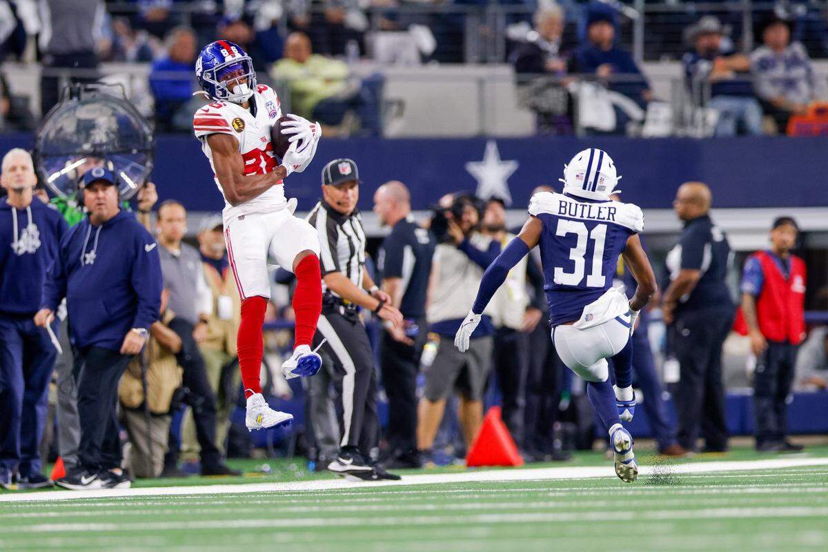 Nov 28, 2024; Arlington, Texas, USA; New York Giants wide receiver Darius Slayton (86) attempts to make a catch against Dallas Cowboys cornerback Josh Butler (31) during the second quarter at AT&T Stadium. Mandatory Credit: Andrew Dieb-Imagn Images