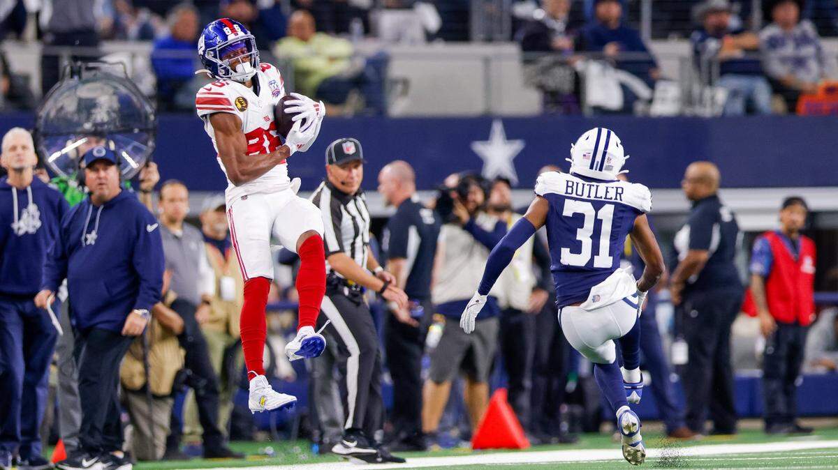 Nov 28, 2024; Arlington, Texas, USA; New York Giants wide receiver Darius Slayton (86) attempts to make a catch against Dallas Cowboys cornerback Josh Butler (31) during the second quarter at AT&T Stadium. Mandatory Credit: Andrew Dieb-Imagn Images