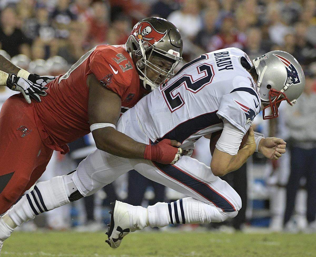 Former Tampa Bay Buccaneers defensive tackle Gerald McCoy (93) is set to sign with the Carolina Panthers, a league source confirmed to The Charlotte Observer on Monday.