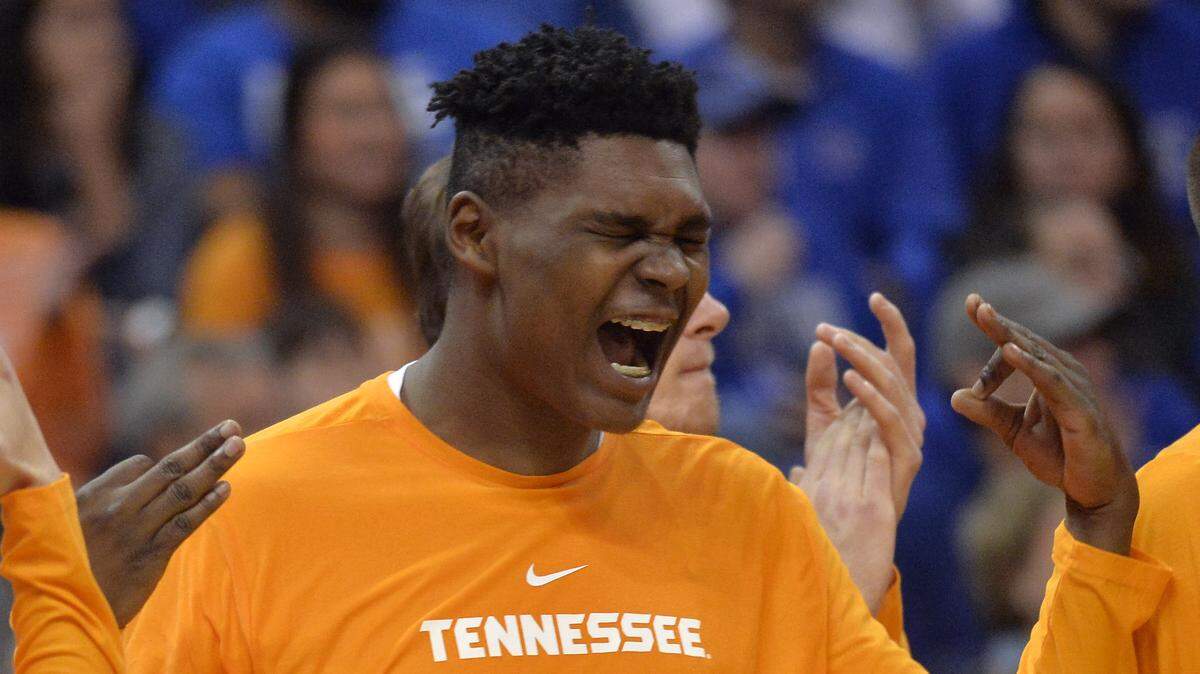 Former Rock Hill York Prep forward D.J. Burns will transfer to Winthrop after a redshirt season at Tennessee.