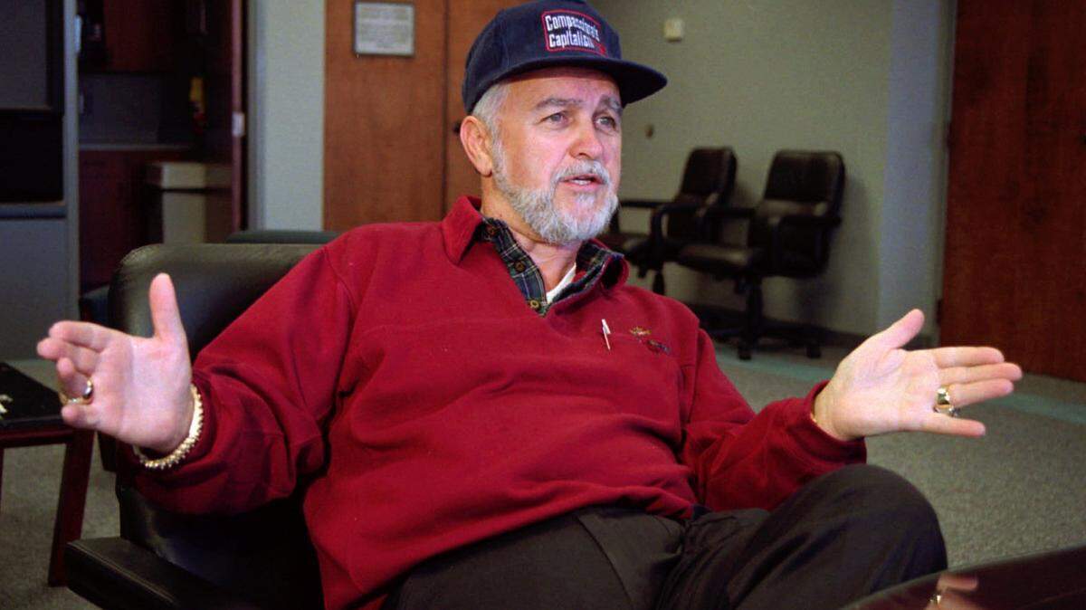 3/20/95 1A T. ORTEGA GAINES/Staff MOTIVATION: Dexter Yager says he began selling books and tapes because positive thinking helped in his early days with Amway. [UNPUBLISHED:] (2/24/94 STANCILL) Dexter Yager Amway tycoon in his Internet office.
