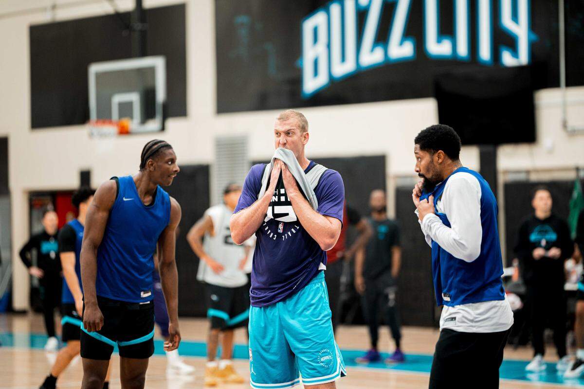 Charlotte Hornets center Mason Plumlee (middle) during practice on Wednesday, Oct. 8, 2025.