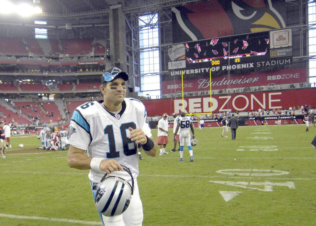 Carolina quarterback Vinny Testaverde (#16) strolls off the field after helping to beat the Arizona Cardinals during his first-ever start for the Panthers in 2007.