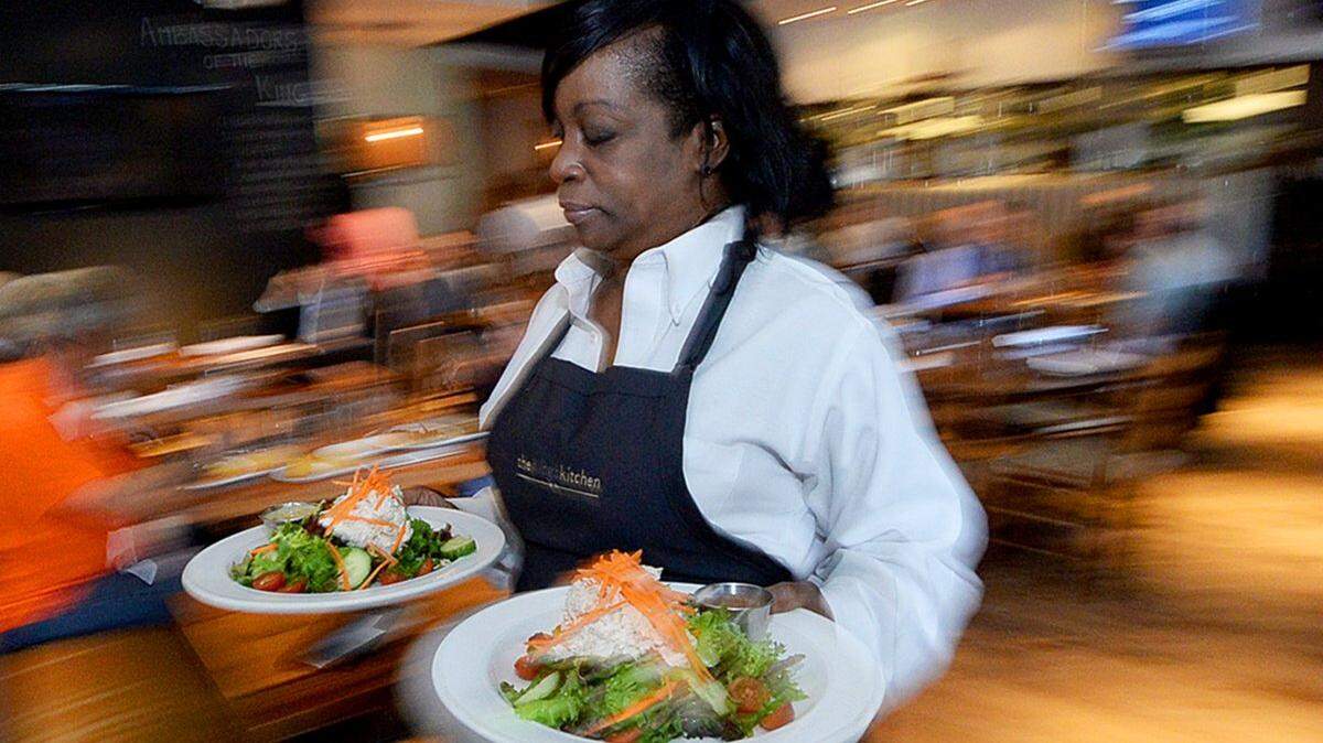 Waitress Angela Jones serves customers during a busy lunchtime at King’s Kitchen in uptown. Will making Charlotte a destination for dining translate to more jobs and a better food economy? Diedra Laird