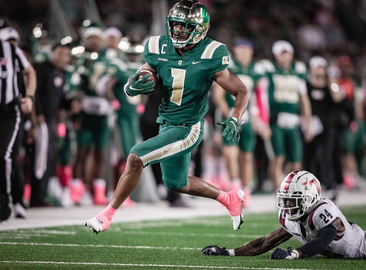 Charlotte’s Victor Tucker (1) gets by the defender and runs for the 1st down. Charlotte would host Florida Atlantic at Jerry Richardson Stadium Thursday October 21, 2021.