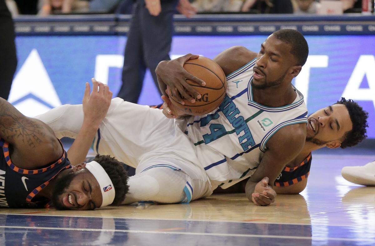 Charlotte Hornets’ Michael Kidd-Gilchrist, center, scrambles for the ball during the first half of an NBA basketball game against the New York Knicks Sunday. The Hornets won their fourth on the road this season.
