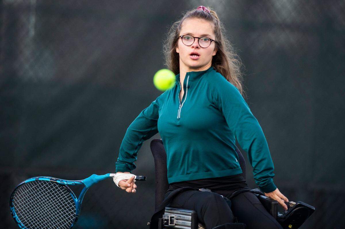 Wheelchair tennis player Gaila Fosbinder practices with her coach at Queens Tennis Center in Marion Diehl Park on Friday, February 25, 2022 in Charlotte, NC. Fosbinder was born with a medical condition called arthrogryposis that malformed her limbs and makes her unable to form muscle mass. She is a senior at Myers Park High and a world-class junior wheelchair tennis player.