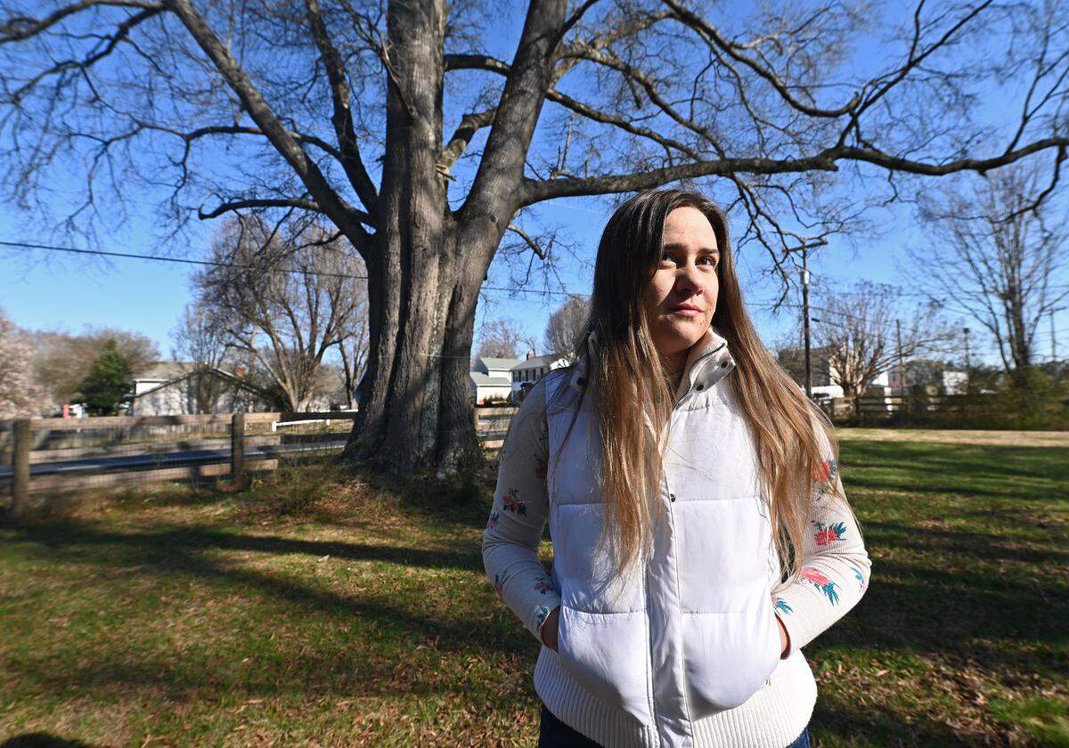 Amanda Davis, who owns the property that hosts the willow oak, said tearing it down goes against the city’s goal of growing its canopy.