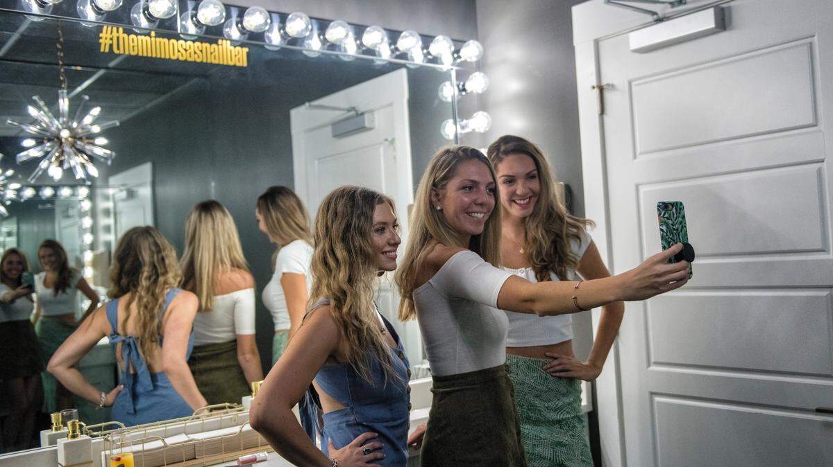 Mimosas Nail Bar founder Trang Tran said, “We like to think of our salon as being immersive art: a way to create memories with your loved ones with cute Instagram pictures and fun Boomerangs.”