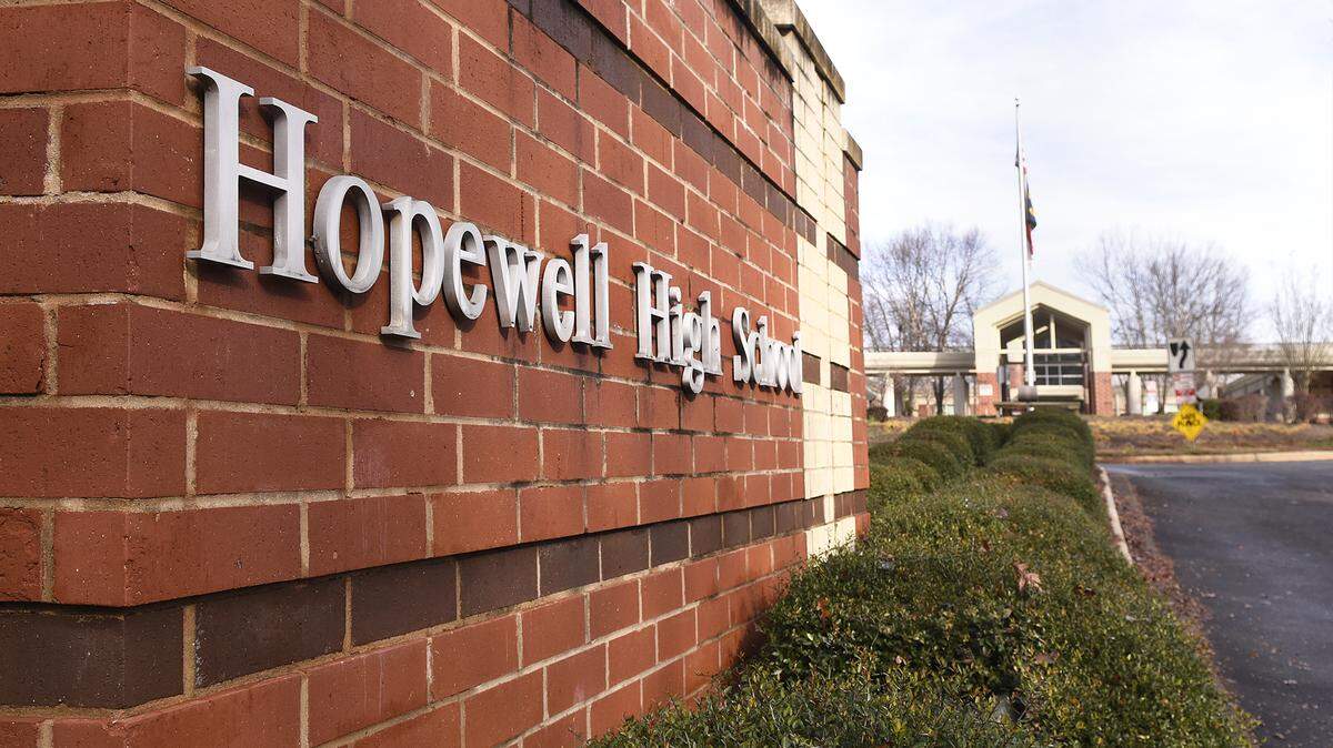 5 students detained, 2 guns found after fight at Huntersville high school 