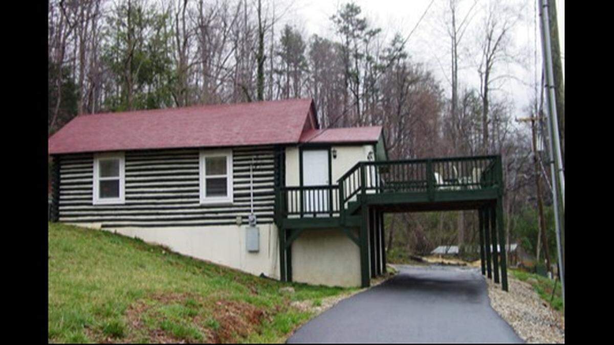 This overlook cabin is available for bookings at the 1927 Lake Lure Inn & Spa.