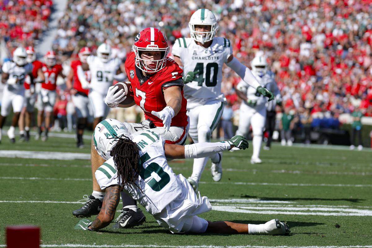 Lawson Luckie (7) of the Georgia Bulldogs makes a reception and turns upfield during the first quarter against the Charlotte 49ers at Sanford Stadium on Nov. 22, 2025 in Athens, Georgia.