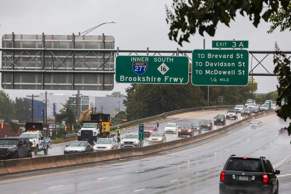 Traffic backs up on the outer lanes of Interstate 277 near uptown as road crews work on a fallen sign at the exit for 12th Street on Friday, September 30, 2022 in Charlotte, NC.