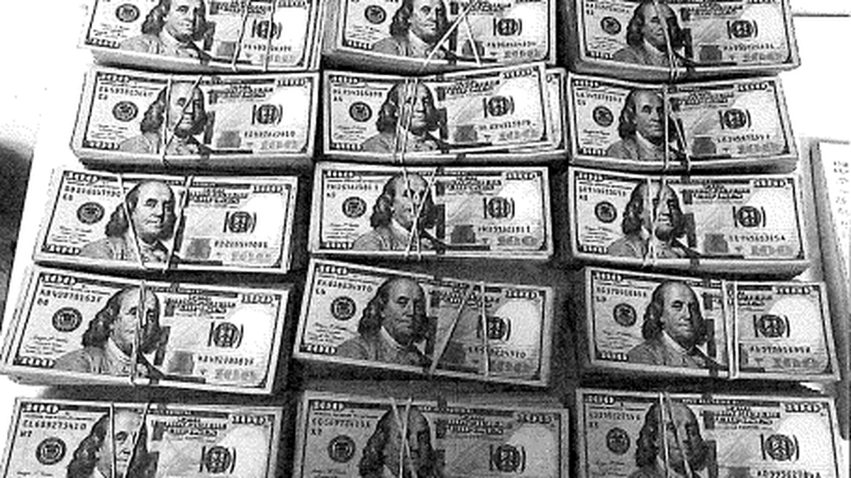 A Mississippi man has pleaded guilty to using hundreds of thousands of fake bills at a Pineville jeweler. The scheme secured him Rolex and Cartier watches and diamond earrings, federal court documents say.
