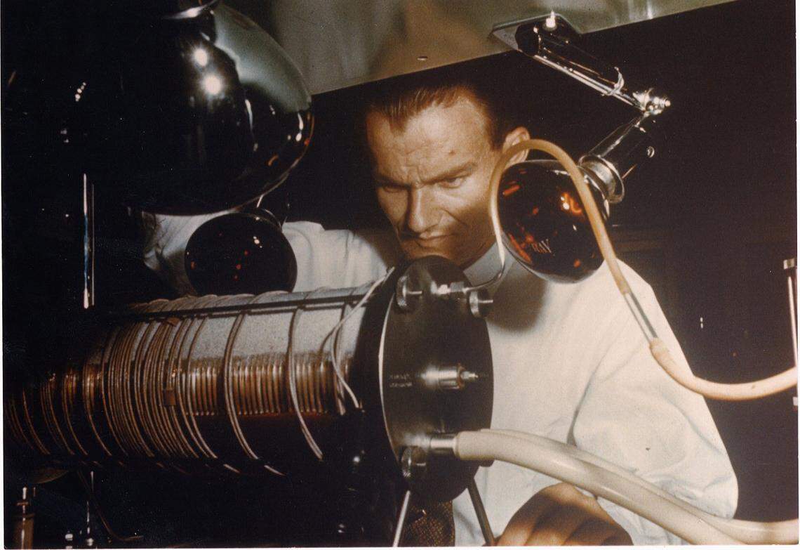 In 1957, when he needed a heart-lung machine to preserve hearts during surgery, Robicsek and an engineer friend from Hungary built their own in the engineer’s backyard garage.