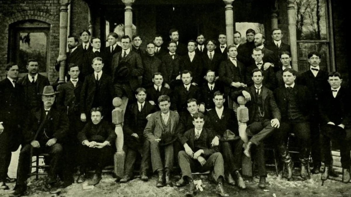 Students and faculty members from North Carolina Medical College pose for a picture in the early 1900s.