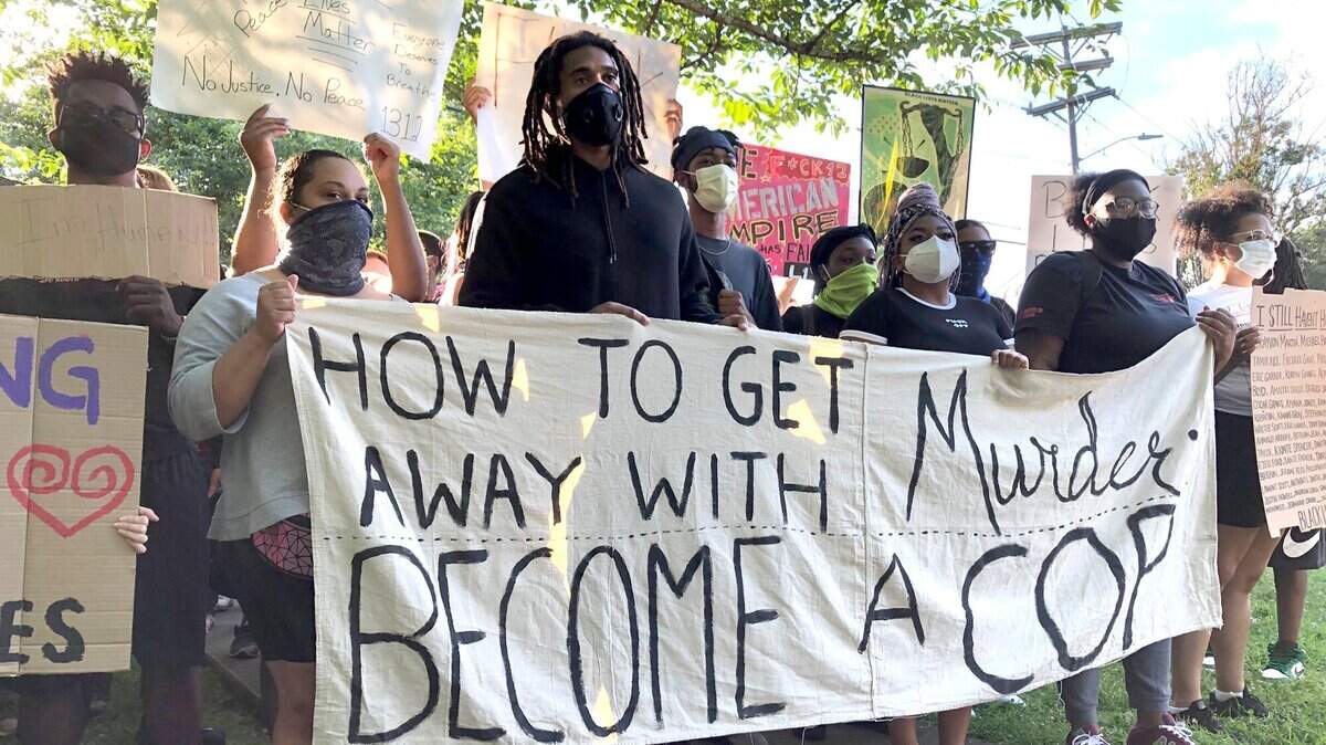 Carolina Panthers Shaq Thompson (center) gather with demonstrators at Freedom Park on Monday, June 1, 2020.