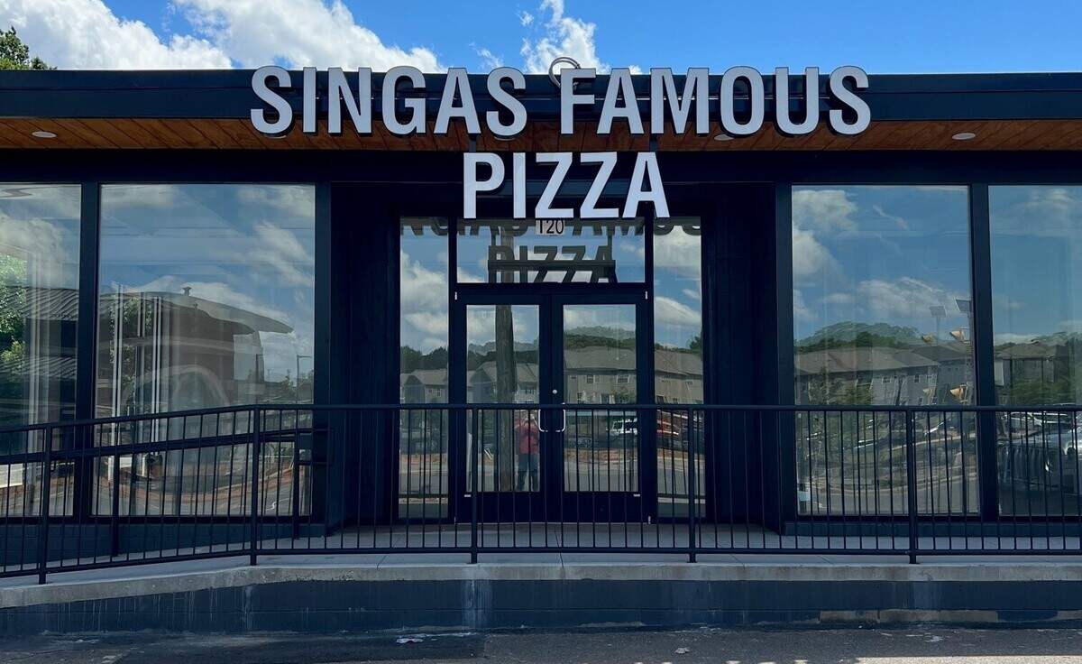 New York-based Singas Famous Pizza will be opening a location in the MoRA neighborhood in late August.