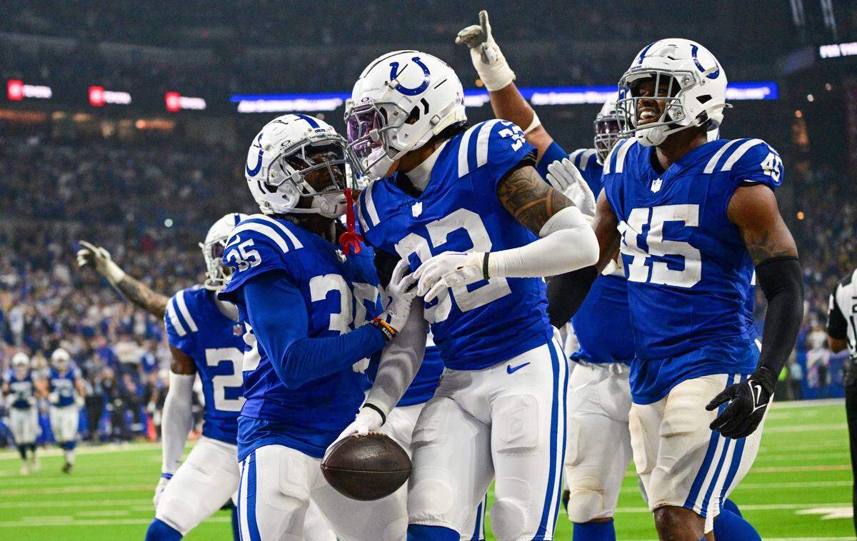 Sep 29, 2024; Indianapolis, Indiana, USA; Indianapolis Colts safety Julian Blackmon (32) celebrates recovering a fumble with the team during the second quarter against the Pittsburgh Steelers at Lucas Oil Stadium. Mandatory Credit: Marc Lebryk-Imagn Images