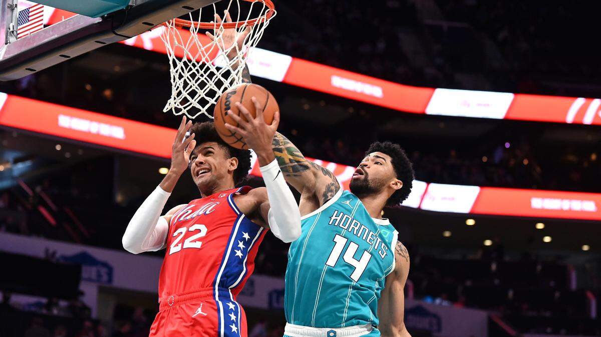 Charlotte Hornets center Nick Richards, right, attempts to block a shot by Philadelphia 76ers guard Matisse Thybulle, left, on a drive to the basket during second half action on Wednesday, December 8, 2021 at Spectrum Center in Charlotte, NC. The Philadelphia 76ers defeated the Hornets 110-106.