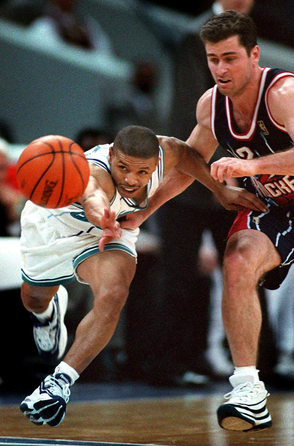 Charlotte Hornets guard Muggsy Bogues (left) steals the ball from Houston’s Matt Maloney in a game on Jan. 22, 1997.