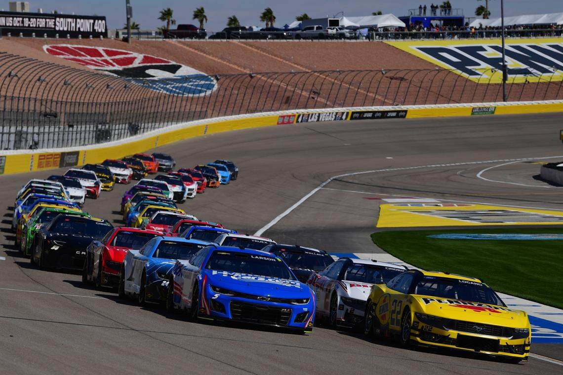 Joey Logano (22) and Kyle Larson (5) lead the NASCAR Cup Series field on Sunday at the start of the Pennzoil 400 at Las Vegas Motor Speedway.