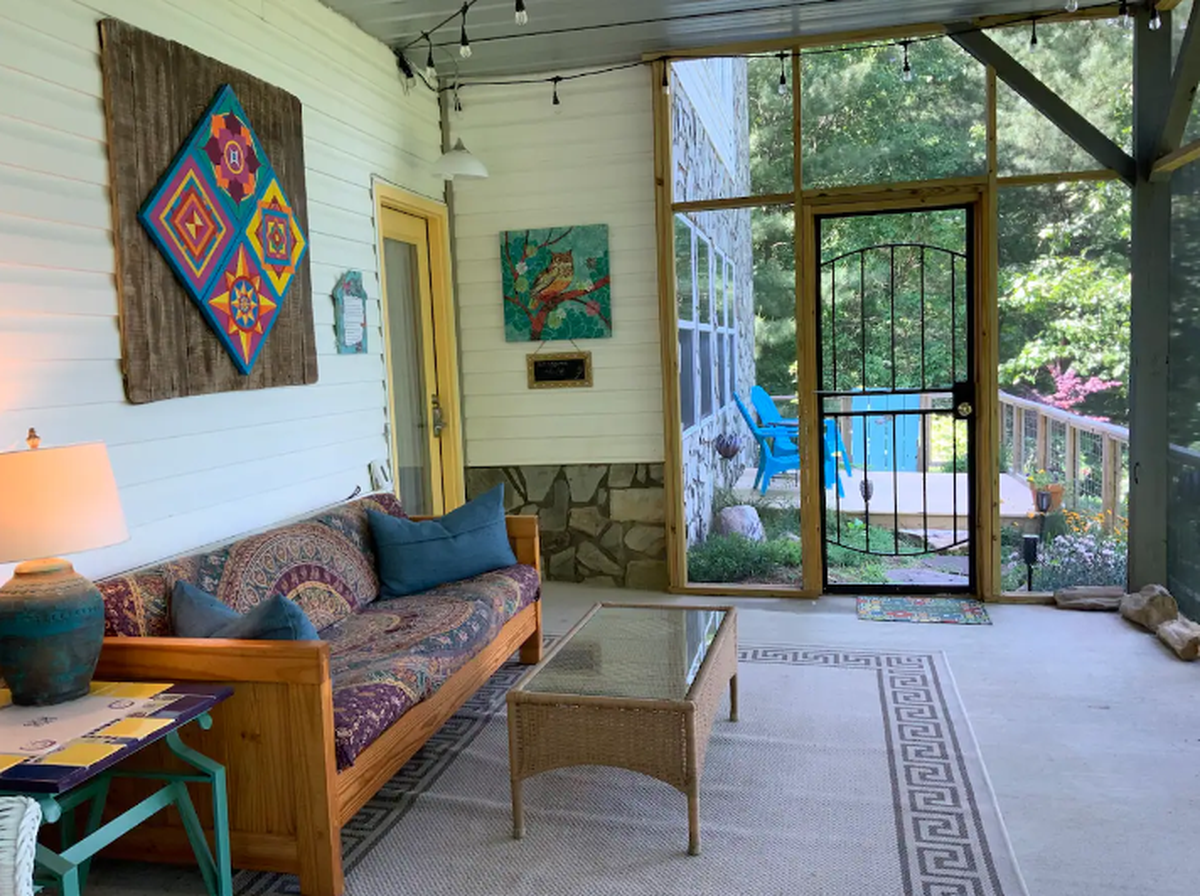 These images can only be used with stories related to Airbnb listings.