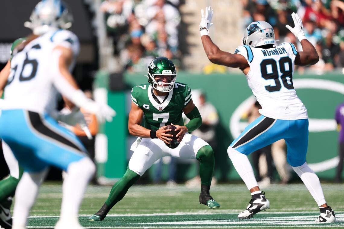 New York Jets quarterback Justin Fields (7) prepares to throw the ball in the first quarter against the Carolina Panthers on Sunday in New Jersey.