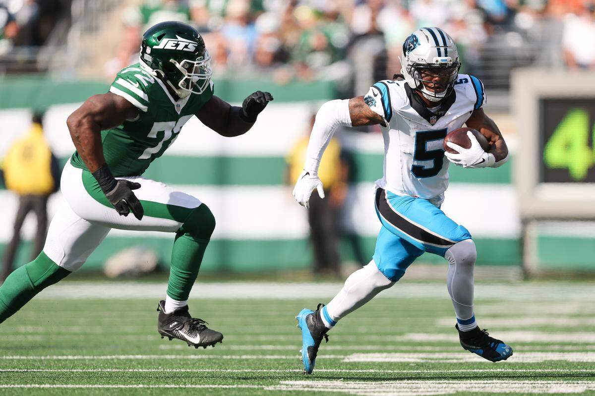 Carolina Panthers running back Rico Dowdle runs with the ball while being defended by New York Jets defensive lineman Micheal Clemons (72) in Sunday’s third quarter at the Meadowlands.