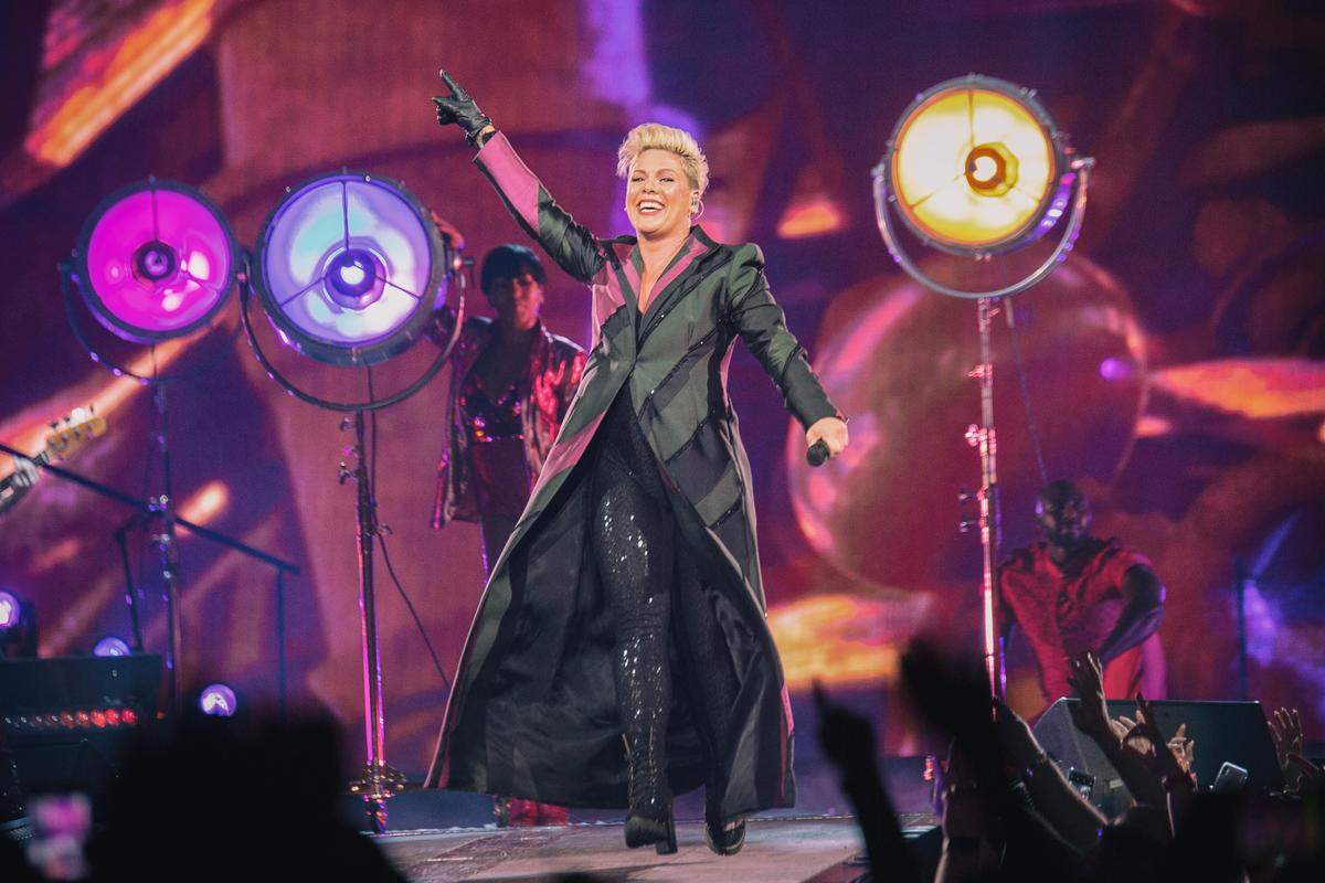 Although P!nk can snarl with the best of rock stars, she spent much of the night looking quite happy, at one time telling the crowd “her cheeks hurt” because she was smiling so much.