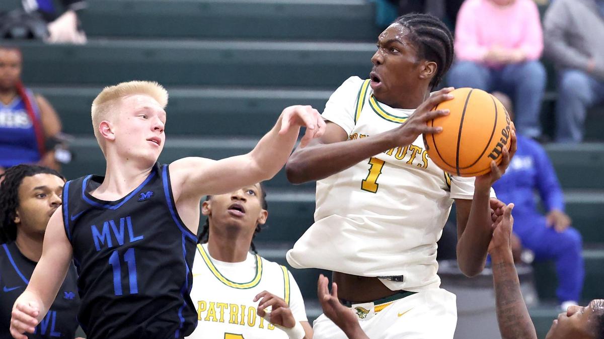 Independence Patriots Lusemo Macharia, right, drives into the lane as Mooresville’s Nolan Ericson, left, attempts to make the stop during action at Independence High School on Friday, February 28, 2025. Independence defeated Mooresville 48-46.