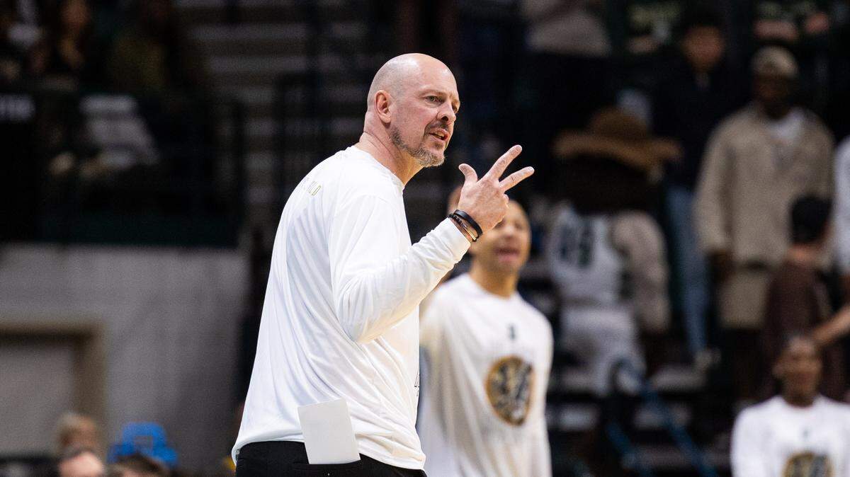 CharlotteÕs head coach Aaron Fearne directs the starting five before tipoff against UTSA at the Halton Arena in Charlotte on Thursday, February 15, 2024.