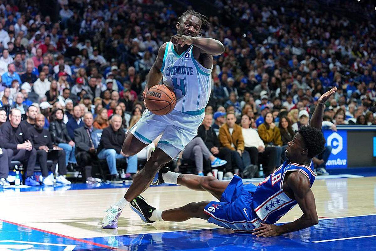 PHILADELPHIA, PENNSYLVANIA - OCTOBER 25: Sion James #4 of the Charlotte Hornets drives to the basket against VJ Edgecombe #77 of the Philadelphia 76ers in the first half at Xfinity Mobile Arena on October 25, 2025 in Philadelphia, Pennsylvania. NOTE TO USER: User expressly acknowledges and agrees that, by downloading and or using this photograph, User is consenting to the terms and conditions of the Getty Images License Agreement. (Photo by Mitchell Leff/Getty Images)