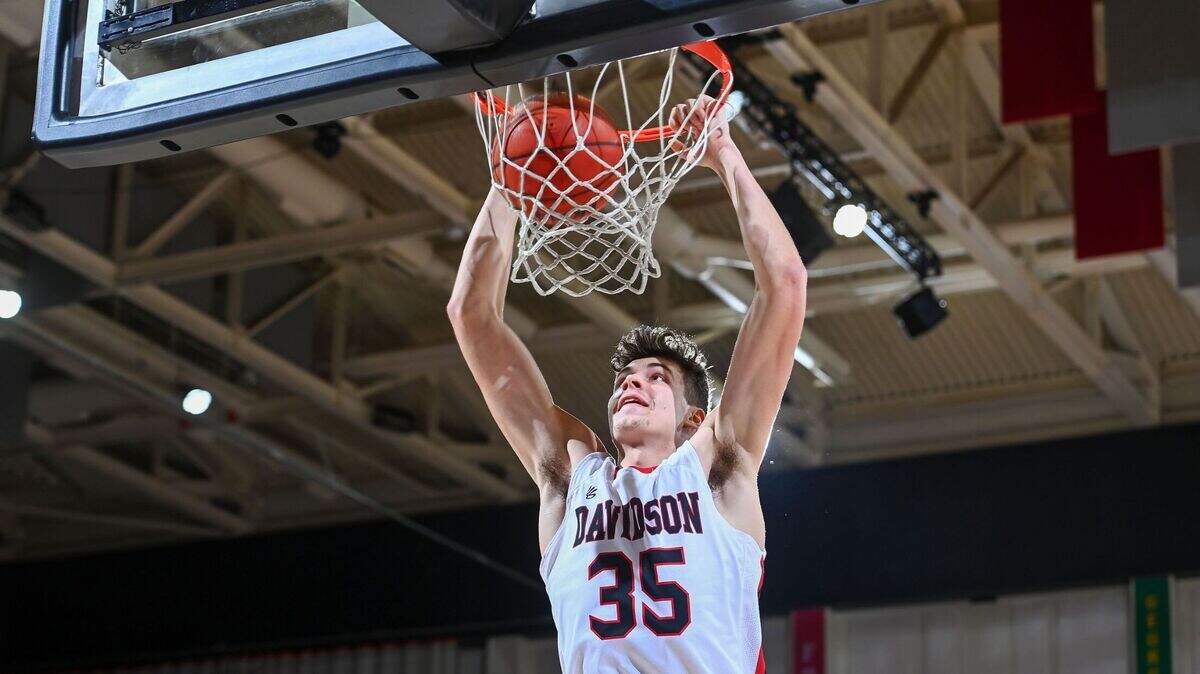 Luka Brajkovic dunks during a game in the 2021-22 season.