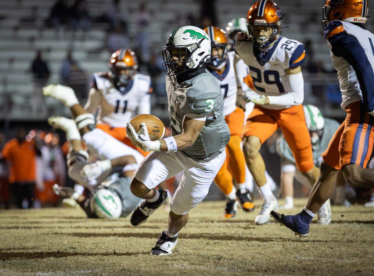Myers Park running back Josh Falzarano (3) would get an early 1st quarter touchdown. Myers Park would host the Chamber Cougars in the second round of the NCHSAA football playoffs Friday November 14, 2025.