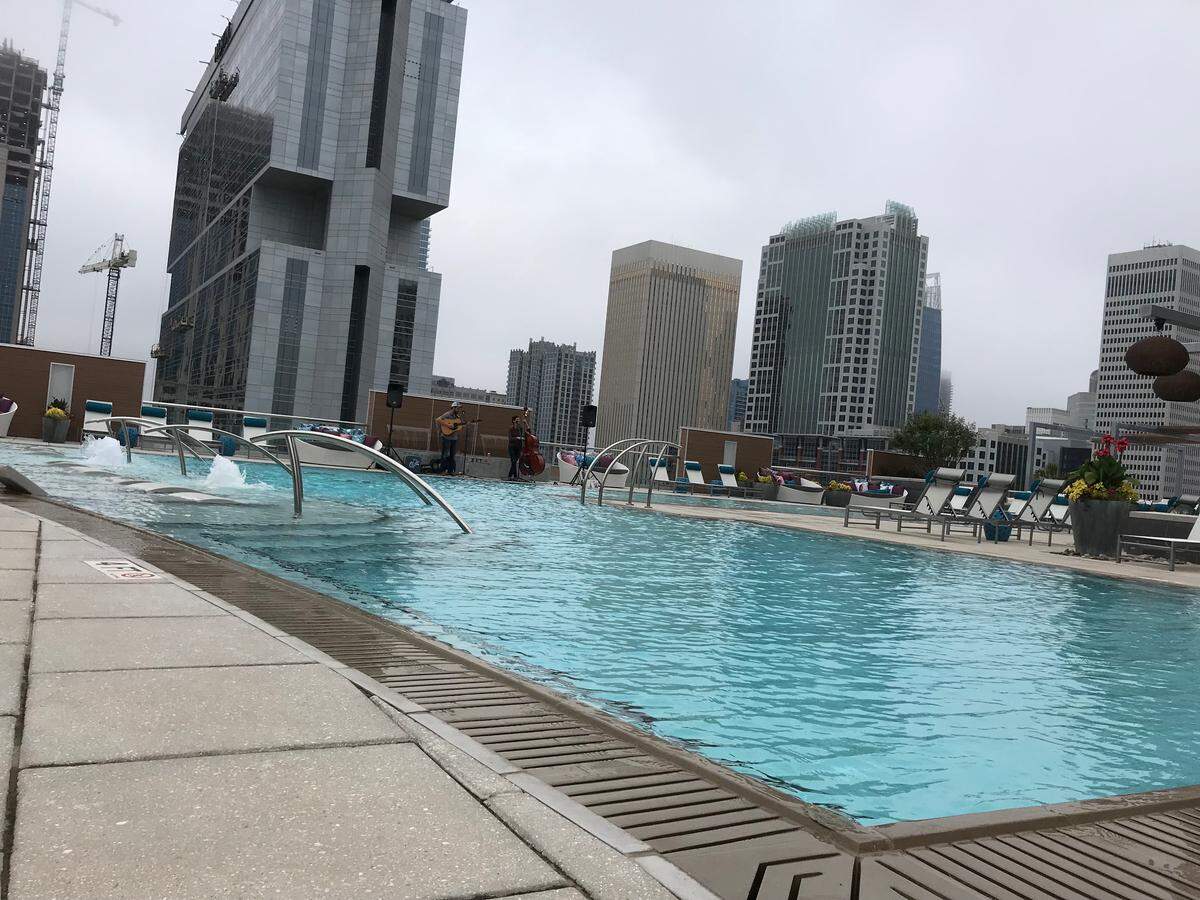 The rooftop pool at Novel Stonewall Station.
