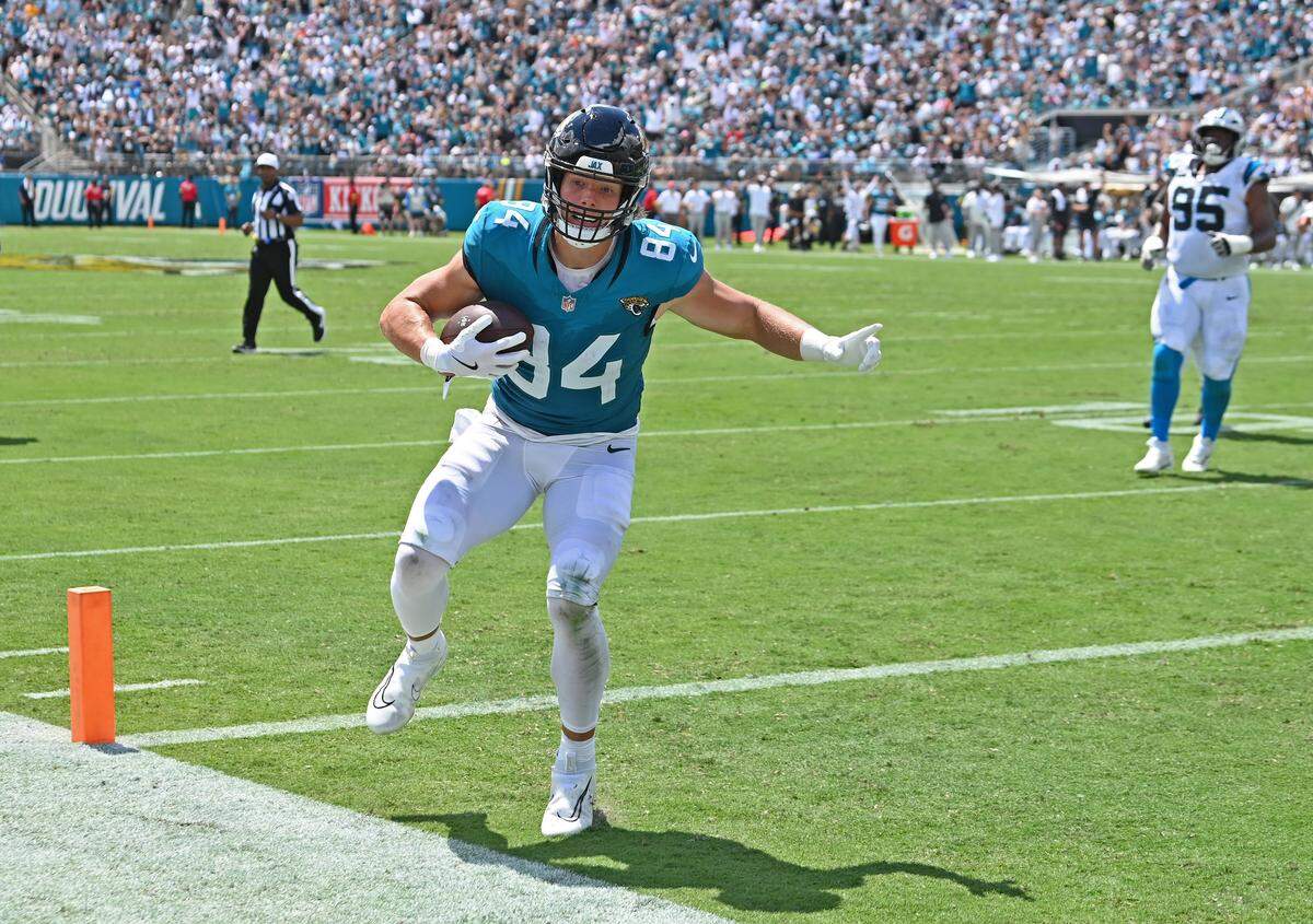 Jacksonville Jaguars tight end Hunter Long catches a wide-open touchdown pass from quarterback Trevor Lawrence during action against the Carolina Panthers on Sunday, September 7, 2025, at Everbank Stadium in Jacksonville, Florida.