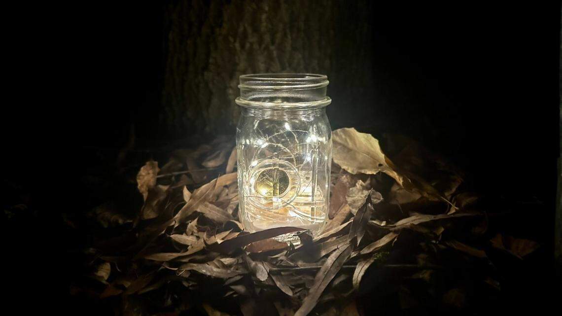 The jar containing the treasure can be seen in the dark.