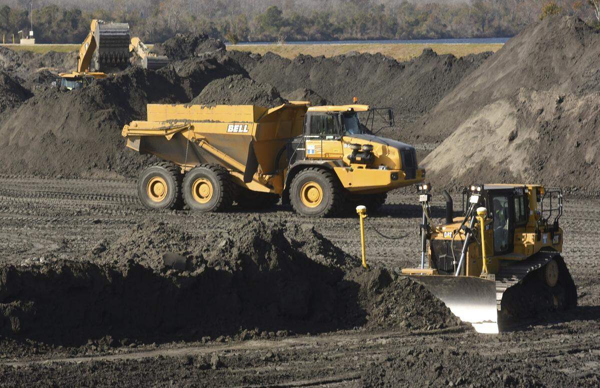 Duke Energy crews remove coal ash from ponds at the Sutton power plant in Wilmington in this 2017 photo.