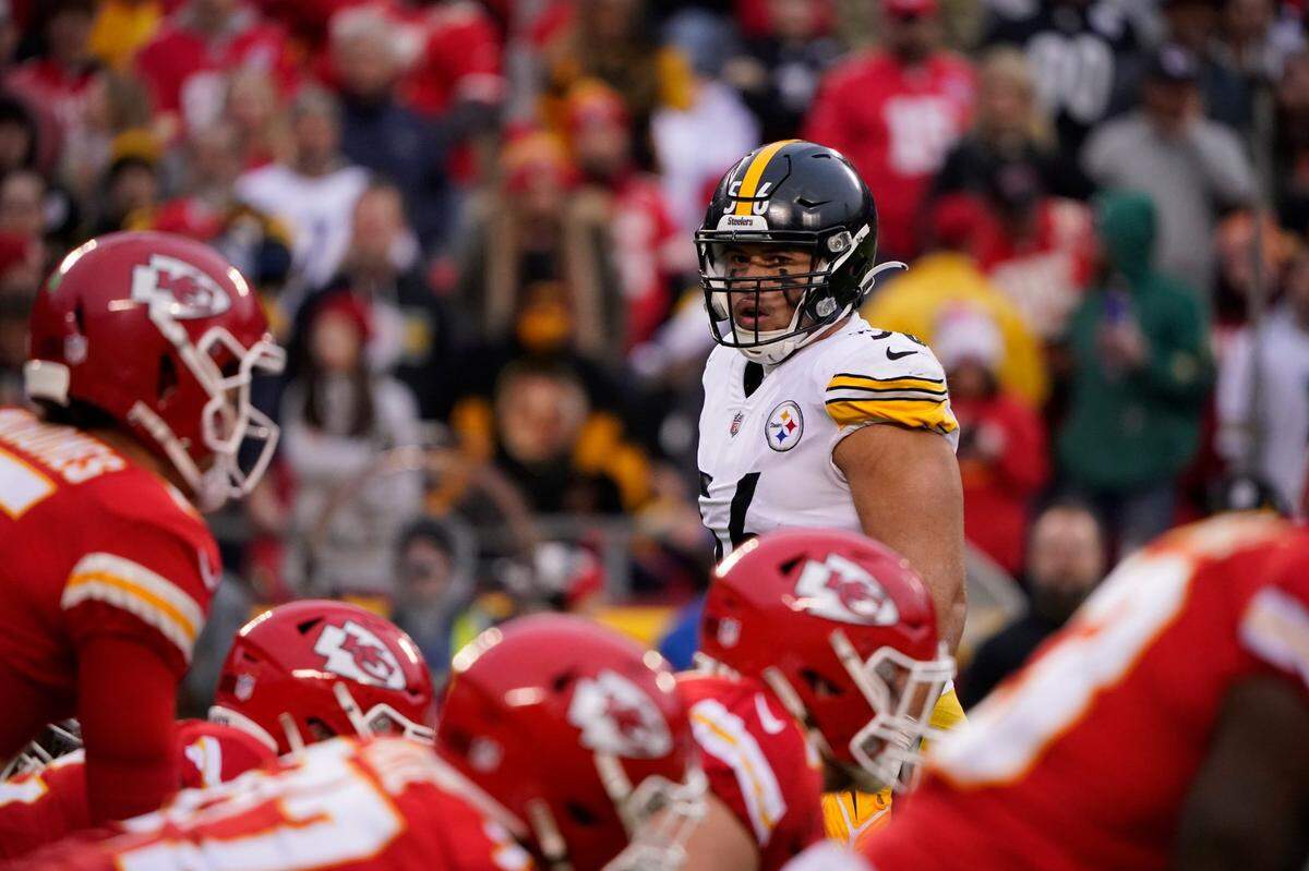 Pittsburgh Steelers outside linebacker Alex Highsmith takes up his position during the first half of an NFL football game against the Kansas City Chiefs Sunday, Dec. 26, 2021, in Kansas City, Mo. (AP Photo/Ed Zurga)