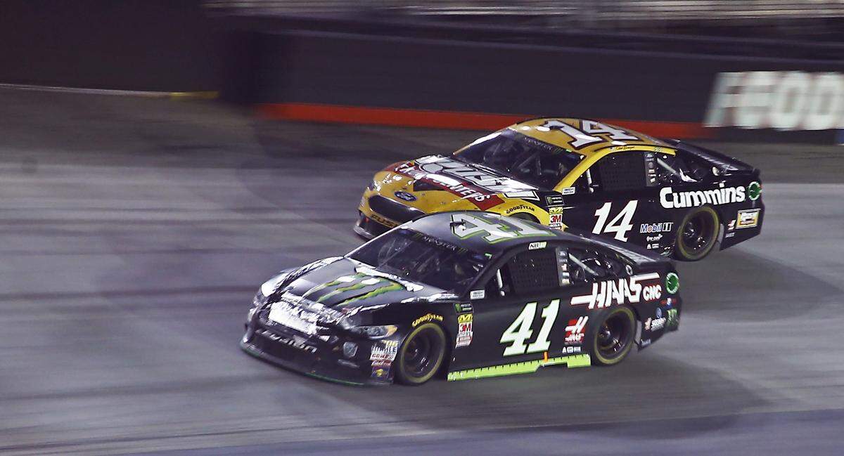 Kurt Busch (41) drives below Clint Bowyer Jr. during the NASCAR Cup Series auto race Saturday, Aug. 18, 2018, in Bristol, Tenn. (AP Photo/Wade Payne)