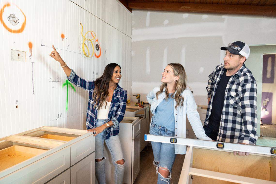 Taniya Nayak with Samantha and Sean Kilgore on Season 4 of HGTV’s ”Battle on the Beach.”