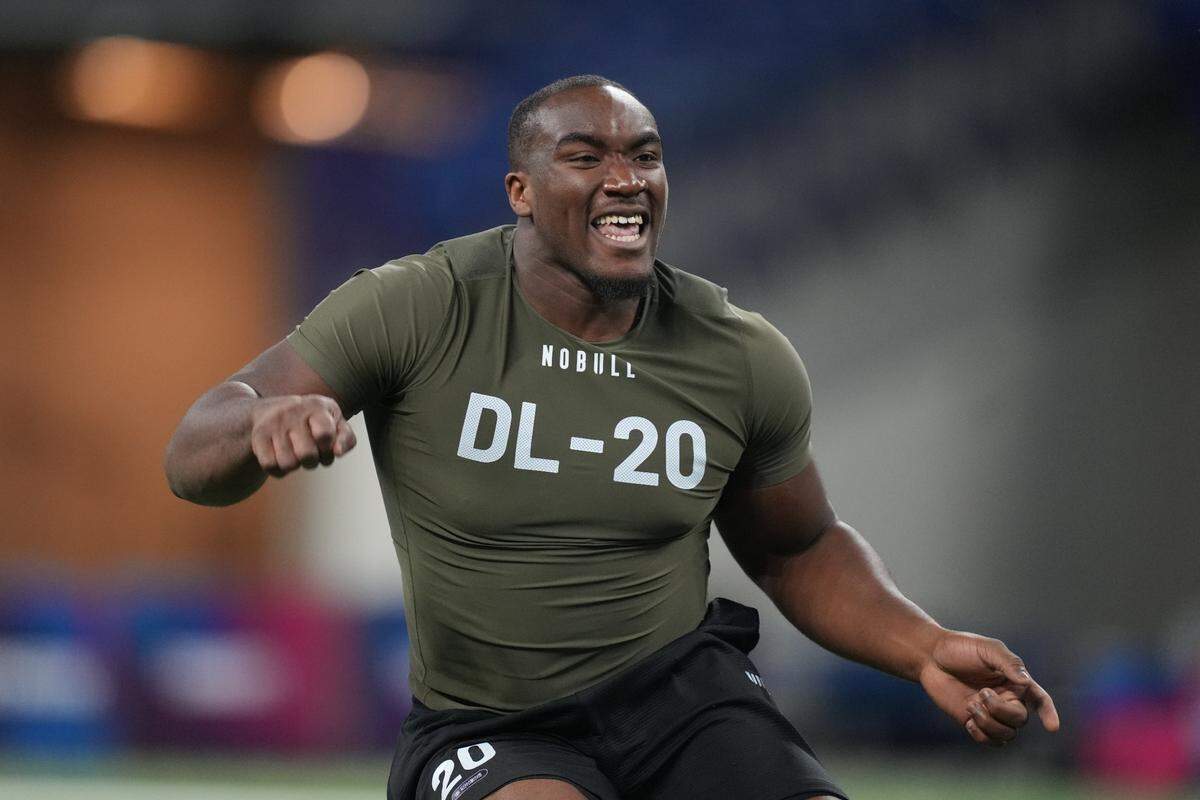 Northwestern defensive lineman Adetomiwa Adebawore (DL20)  participates in drills during the NFL combine at Lucas Oil Stadium. 