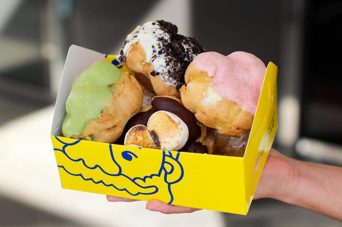 At Beard Papa’s, customers choose the cream puff shell and custard filling.