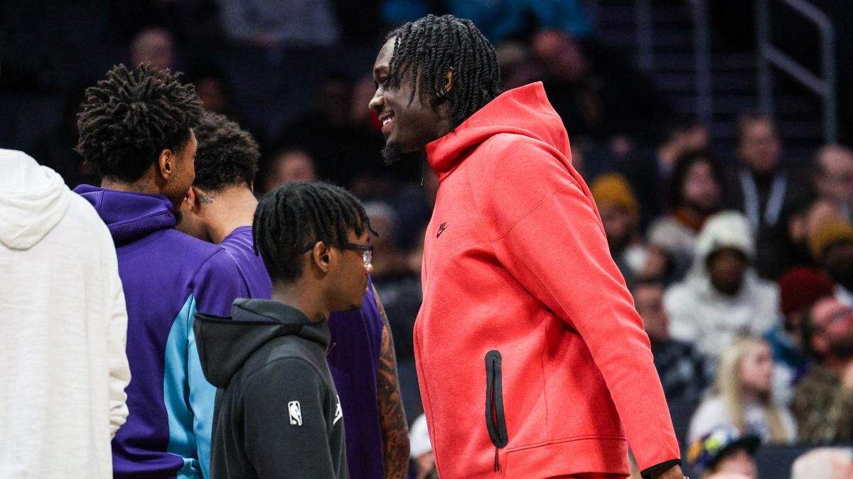 Hornets center Mark Williams joins teammates on the floor during a timeout during the game against the Spurs at Spectrum Center on Friday, January 19, 2024.