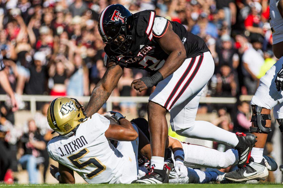 Texas Tech’s Lee Hunter tackles UCF’s Jaden Nixon during a 2025 game.