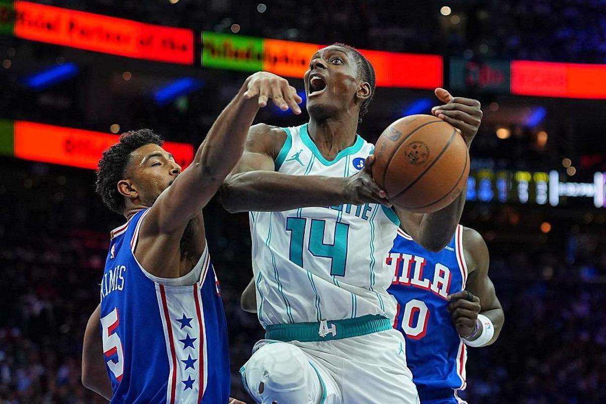 Moussa Diabate (14) of the Charlotte Hornets drives to the basket against Quentin Grimes of the Philadelphia 76ers in the first half at Xfinity Mobile Arena on October 25, 2025 in Philadelphia, Pennsylvania.